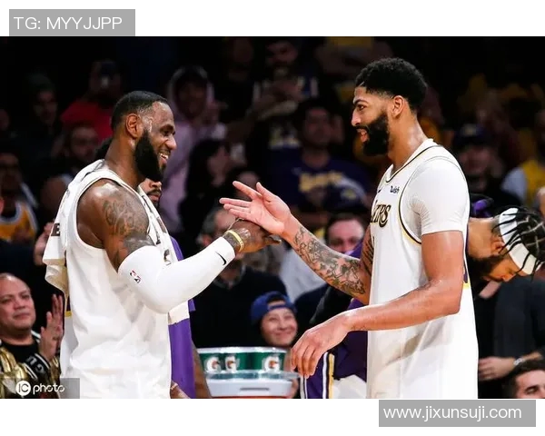 火湖对决湖人精彩比分揭晓赛季最佳瞬间回顾与分析